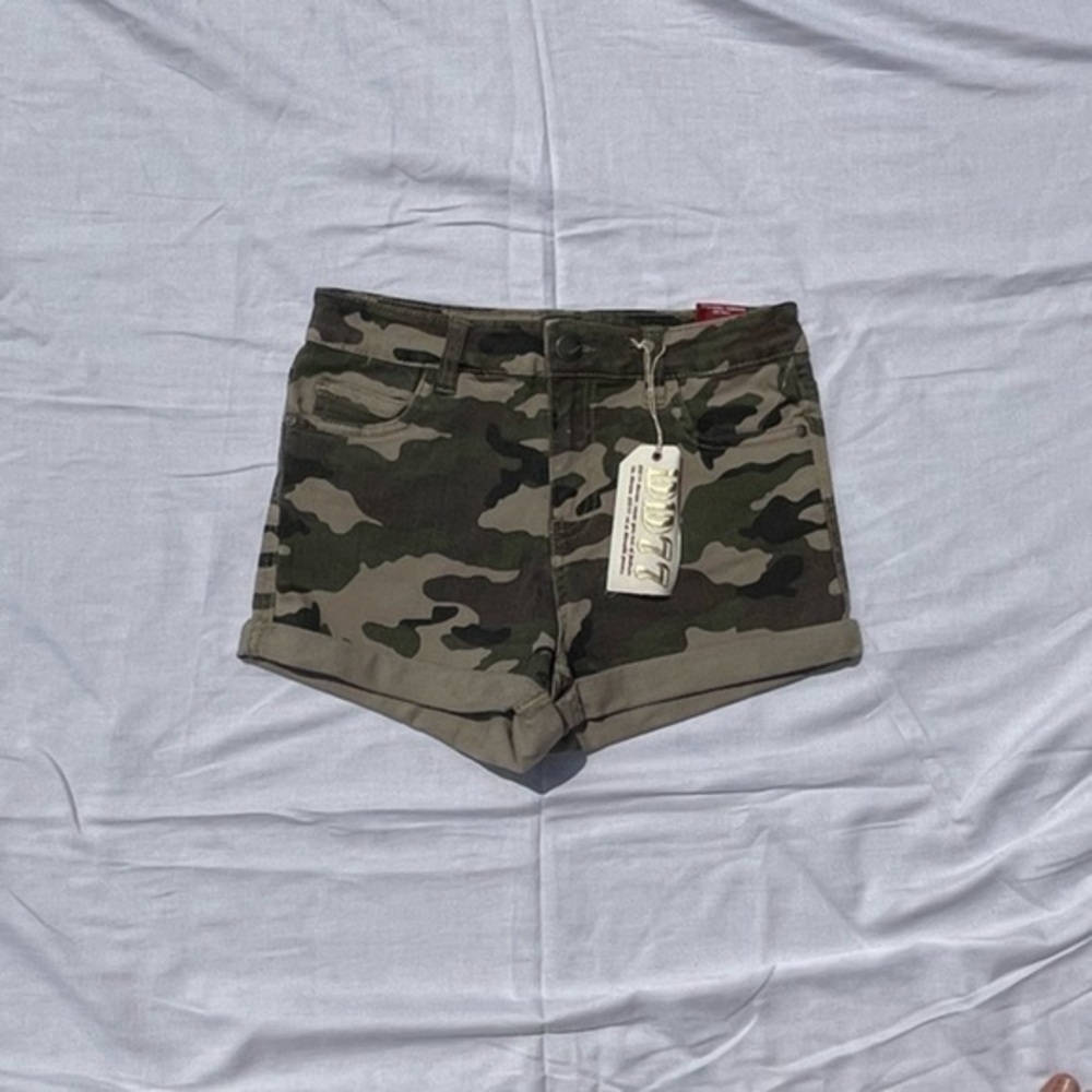 New Highrise Camo Print Shorts Size 3 - Picture 2 of 10